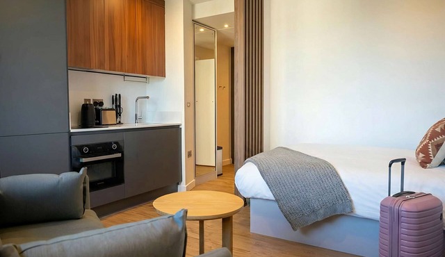 Roomy Plus | Cowork + Gym Access | StayCozy