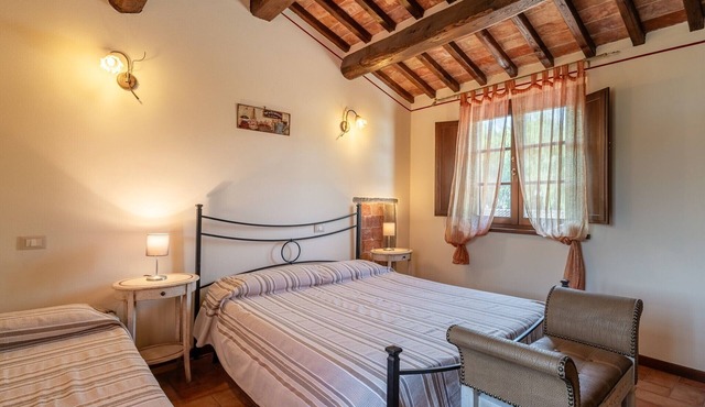 'Rosa Bianca' Room with Shared Pool, Wi-Fi and Air Conditioning