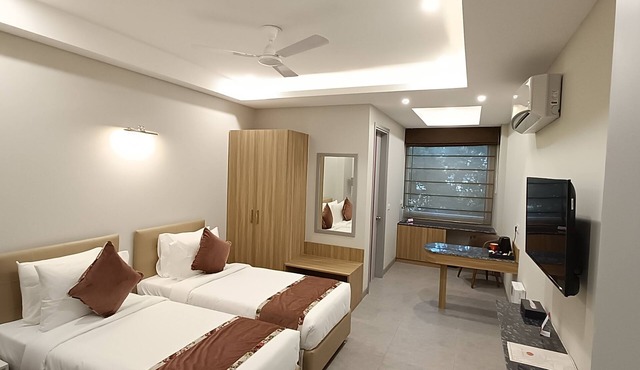 ROSASTAYS Gurugram Sec 31