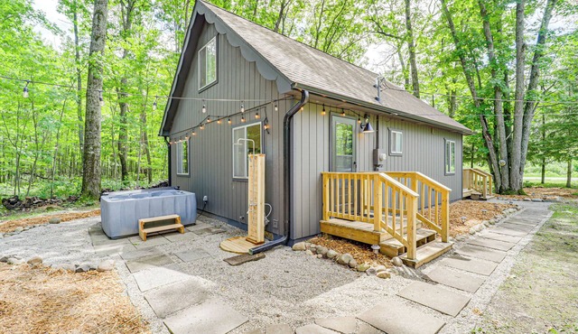 Roscommon Chalet w/Hot Tub Near Higgins Lake!