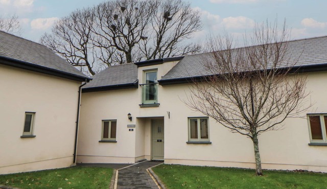 ROSE APARTMENT - GOWER, character holiday cottage in Llanrhidian