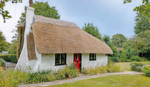 Rose Cottage, Middleton - a cottage that sleeps 4 guests in 2 bedrooms