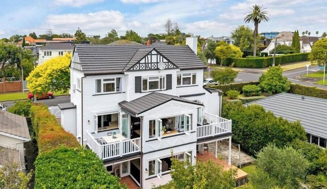 Rose Cottage – Where Charm Meets Coastal Sophistication.