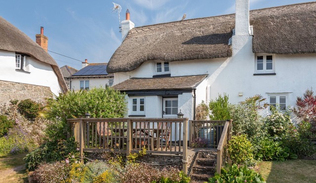 ROSE THATCH, romantic, character holiday cottage in Malborough