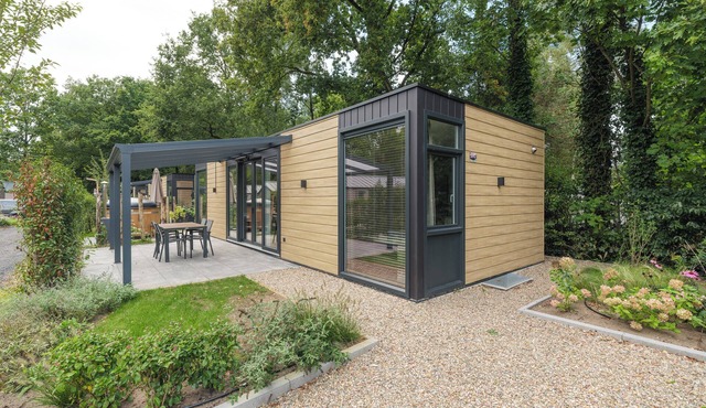 Rosendael: Stylish holiday home for 4 with air conditioning, 2 en-suite bathrooms (one with whirlpool bath, one with shower and sun shower), a private hot tub, a partly covered terrace and a modern kitchen. Enjoy true luxury in the Veluwe.