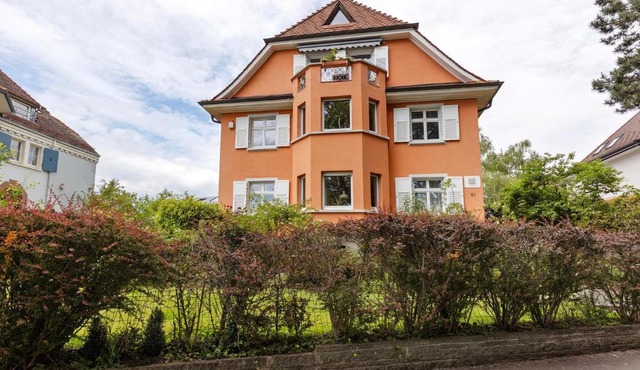 Rotes Haus über den Weinbergen