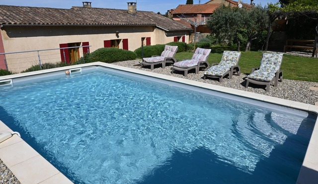 Roussillon: a house in the village centre for 4-6 with a garden & swimming pool