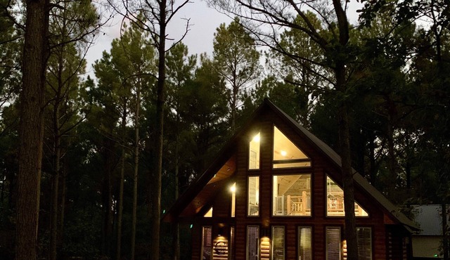 Rowdy Coyote 🐺 Luxury Cabin-ZipLine-Arcade-Foosball-HotTub-FirePit-Gas Grill