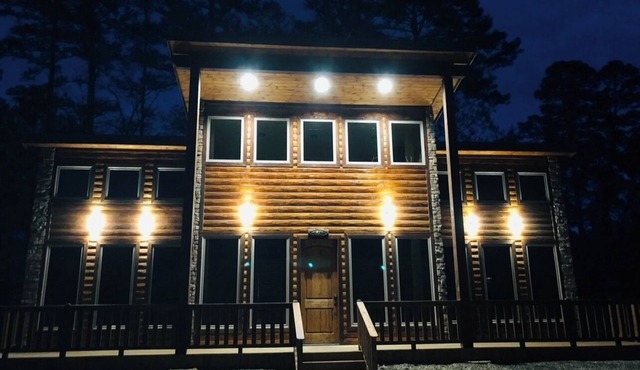 Rowdy Fox Cabin-Zipline-Fishing-Shuffleboard-Arcade-Hot tub-Air Hockey-Sleeps 8