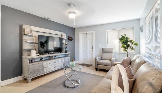 Roxanas 3bed 2bath Home with Modern Interior and BBQ Backyard