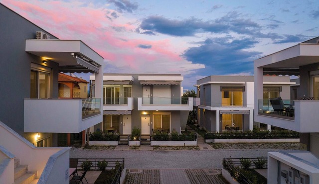Roxani Two - Bedroom Duplex with Garden
