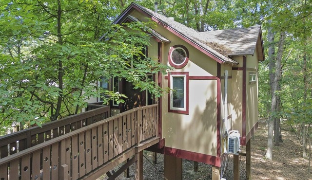 Royal Oak Treehouse with Jacuzzi