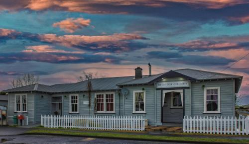 Ruapehu's OLD POST OFFICE - Simple & Elegant 1-3 Bdr East Wing