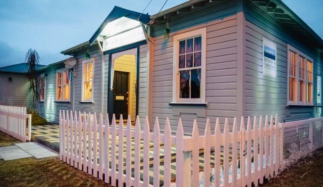 Ruapehu's Owhango OLD POST OFFICE 4-7 Bdr Holiday Home with Sauna & SpaPool