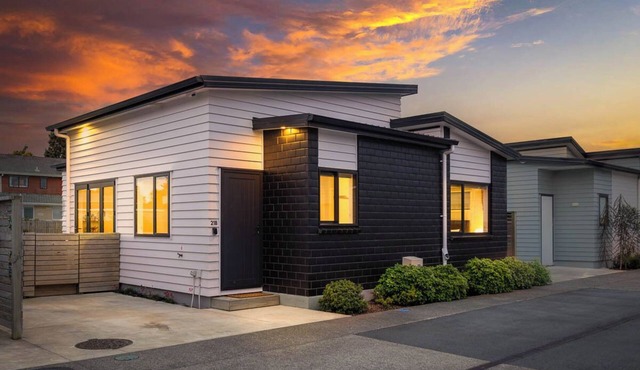 Ruby Red Holiday Home Raumati - 2 min walk to Raumati Village & Raumati beach