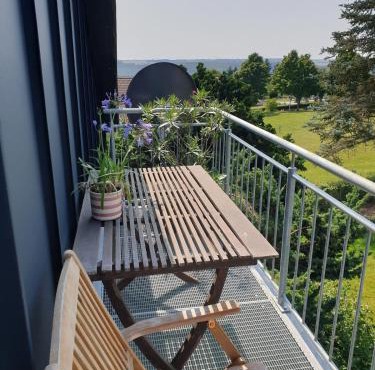 Ruhige Dachgeschosswohnung mit kleiner Sauna, Balkon, Aussicht