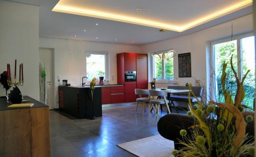 Ruhige Ferienwohnung mit Garten und Garage in Privatvilla