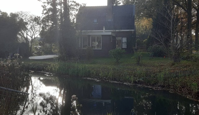 Ruime vrijstaande karakteristieke gezinswoning, direct aan het water