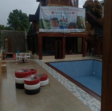 Rumah kayu healing di kaki gunung Salak