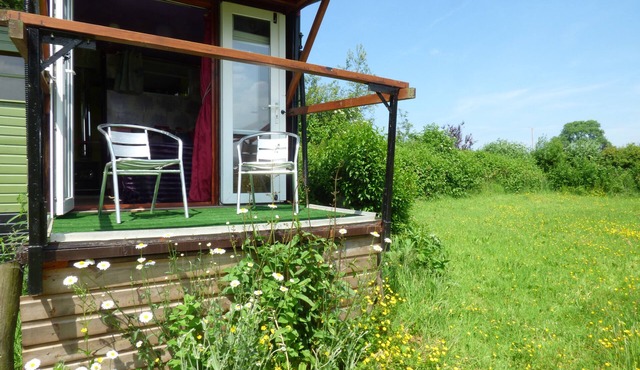Rumenco, self contained 2 person, secluded/unique off grid glamping, own meadow!