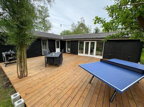 Rummeligt sommerhus ved Lammefjorden - Stor terrasse, have & plads til 6 gæster