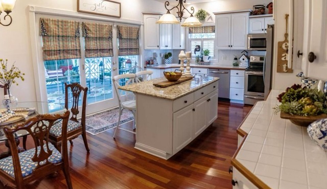 RuneStone Ranch: Lake Cumberland Private Upper Level Home in Russell Springs, KY