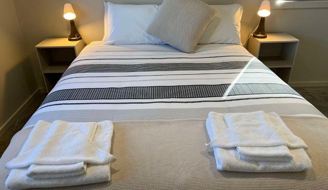 Runway 27 Getaway - Private Room and Ensuite With Shared Kitchen and Dining