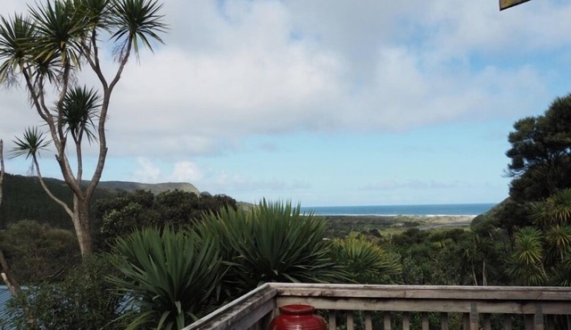 Ruru Cottage nestled at beautiful Bethells Beach