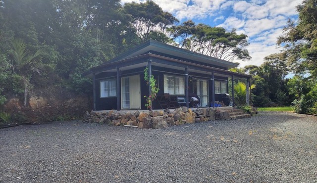 Ruru Retreat - peaceful oasis set off the road, pet friendly!