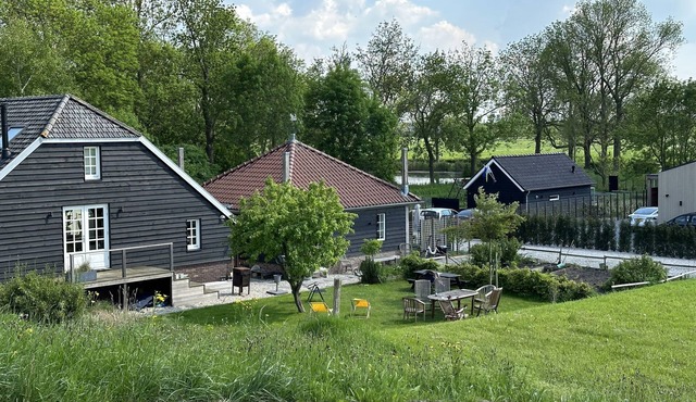 Rust en Ruimte in een Knusse Cottage aan de Lek Naast Werk aan het Spoel