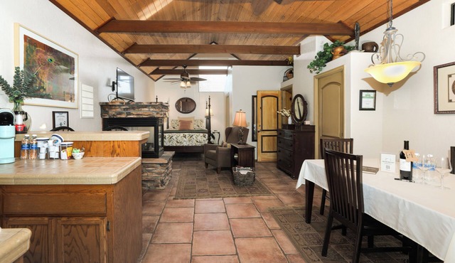 Rustic 1BD Retreat on Vineyard Drive, Wine Country Views & Privacy