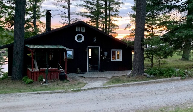 Rustic 2-bedroom cabin on Boyd Pond