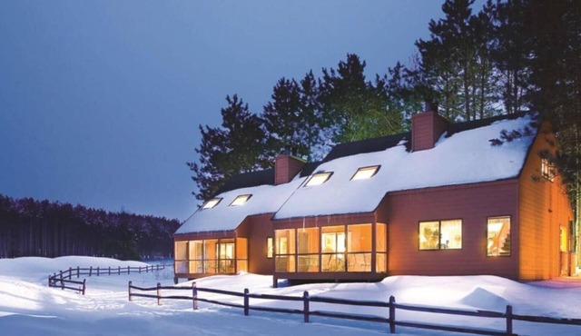 Rustic 2BR Cabin at Christmas Mountain Village – Family Adventure Awaits