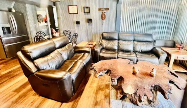 Rustic 2BR Den 15min to Downtown, 7min to Airport!
