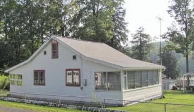 Rustic 3-bedroom cottage in Windsor.