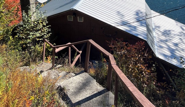 Rustic 3 season classic 1960s camp on gorgeous Vermont lake. Pet friendly.