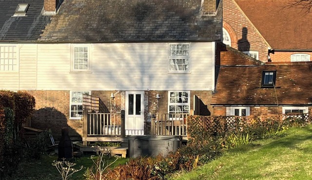 Rustic and Quirky Comfortable Cottage with Hot Tub
