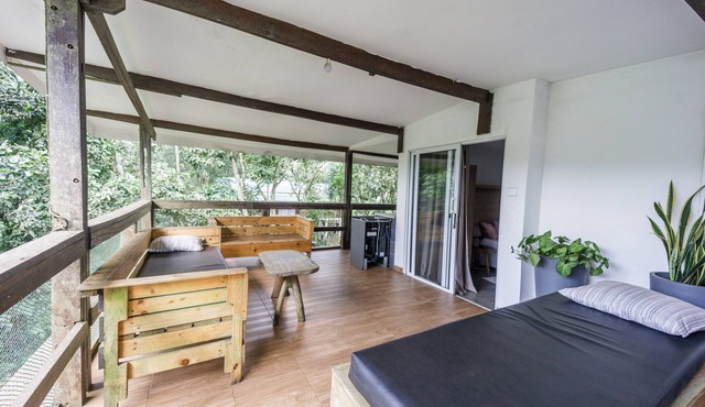 Rustic and unique private room with large wraparound balcony up in the Trees!