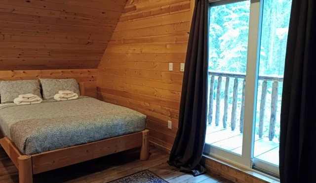Rustic Beaverfoot Lodge Dream Cabin