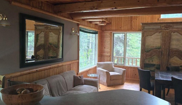 Rustic Beaverfoot Lodge Executive Cabin
