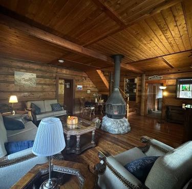 Rustic Beaverfoot Lodge Room N6