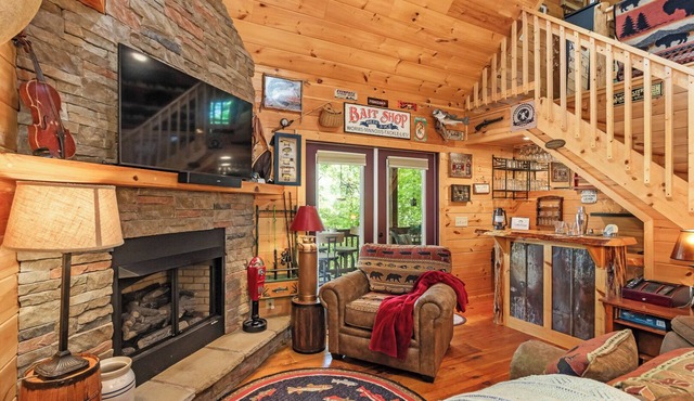 Rustic Cabin just outside of Murphy, NC with beautiful mountain views!