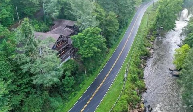 Rustic Cabin on the rapids of Toccoa River
