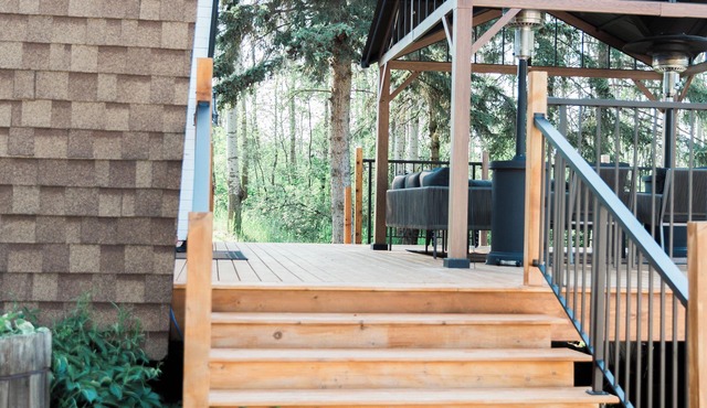 Rustic Cabin with glamour. Private, mature trees & close to provincial park
