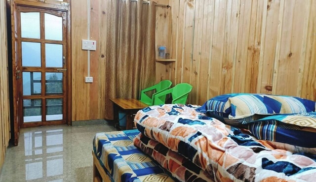 Rustic Charm , Deodar Room with Mountain Vibes.