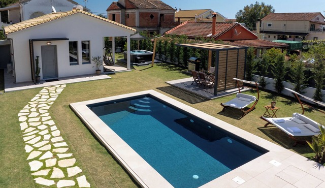 Rustic Charm Villa with Private Pool ,Hot Tub and 3 minutes walk to the beach