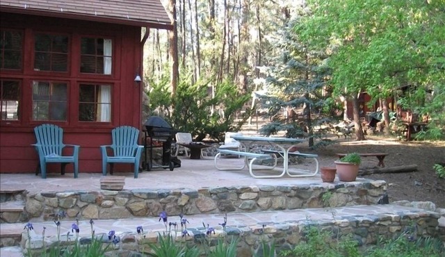 RUSTIC & CHARMING CABIN ON GROOM CREEK. NO EXTRA CLEANING FEES !
