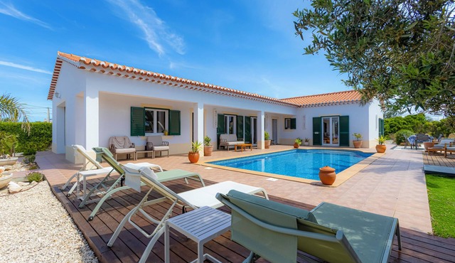 Rustic Chic Villa with solar heated Pool five minutes from the beach!