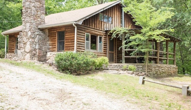 Rustic, close to buffalo river, secluded getaway, king bed, hiking ,WIFI