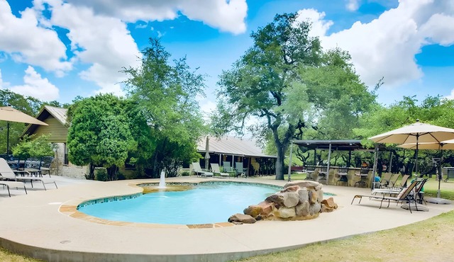 Rustic Compound: House+2 Cabins with Pool & Hot Tub